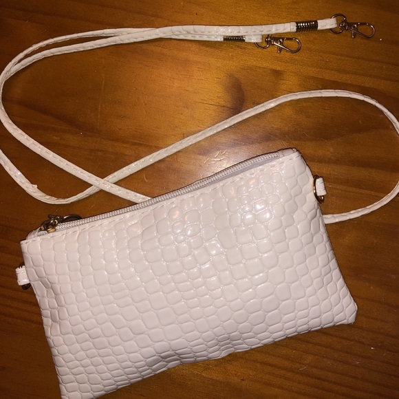 SALE! 🛑 NWOT Faux White Leather Bag/ Clutch - Picture 3 of 8